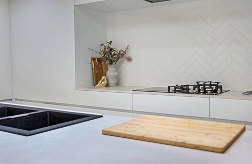 Barwon Heads House | Wattlebird Escape – Heated Pool, Pizza Oven, Sleeps 10