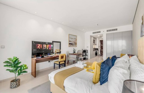 Dubai Investment Park Apartment | Waves - Stylish Studio with Balcony in Dubai South