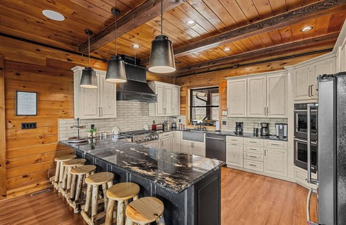 Gatlinburg - Pigeon Forge Cabin | Wears Valley*Mtn Views*Tons of Great Amenities*Gated Resort