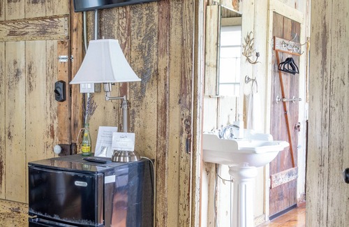 Round Top House | Wedding Weekend? Sleep 20 in 5 Units at Round Top Motel