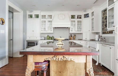Historic Downtown Savannah House | WEEKNIGHT DISCOUNTS! The Wedding Cake Mansion allows Large Groups & Families!