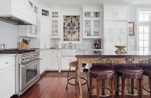 Historic Downtown Savannah House | WEEKNIGHT DISCOUNTS! Wedding Cake Mansion: perfect for Retreats or Families!