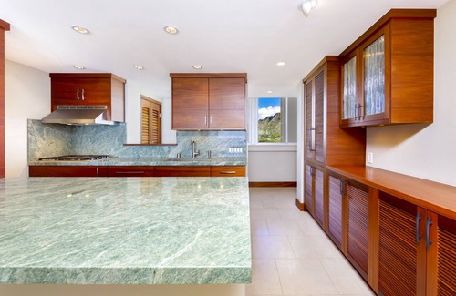 Diamond Head - Kapahulu - St. Louis Condo | Welcome to Colony Surf #1101. A Beautiful Oceanfront Condo On The Beach!