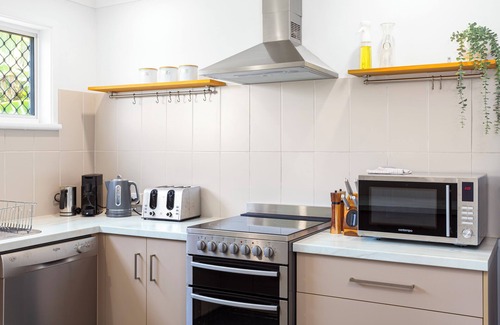 Meikleville Hill House | Welcome to Keppel View, your ultimate beachside retreat!