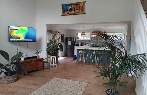 Brisbane Waterfront House | Welcome to the Taj on Russell Island. Come and relax. Just bring yourselve.