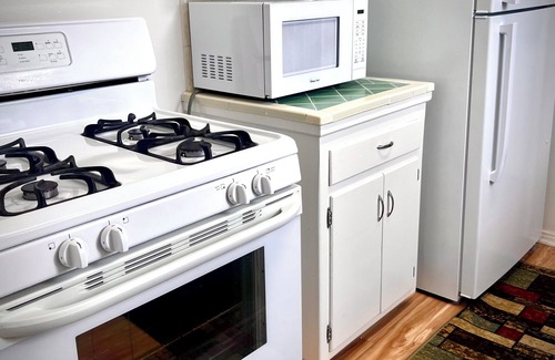 Los Angeles Apartment | Welcoming 2-bedroom apartment in vibrant Los Angeles 15-minutes from the ocean.