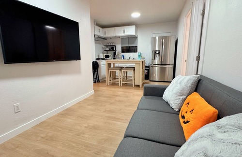 Valinda House | Welcoming 3-bedroom tiny house with AC in La Puente