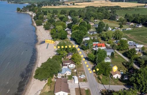 Selkirk House | Well-equipped Lakeshore Getaway Hottubpdlboard