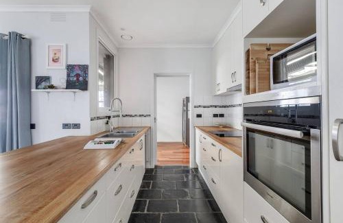 Werribee House | Werribee Breeze - Carefree Stays near River & Dining