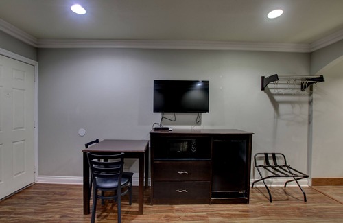 Santa Ana House | West Coast Inn - Near Gem Theatre