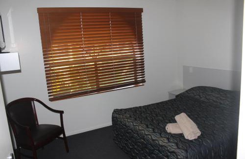 Emerald Hotel | Western Gateway Motel and Apartments