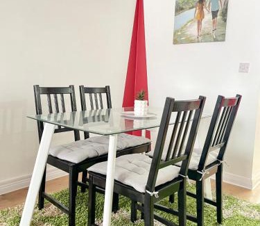 Chadwell Apartment | Westfield Gardens - 3 Bedroom Apartment