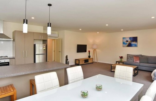 Saint Albans House | Weston Villa - Contemporary, Renovated and Spacious