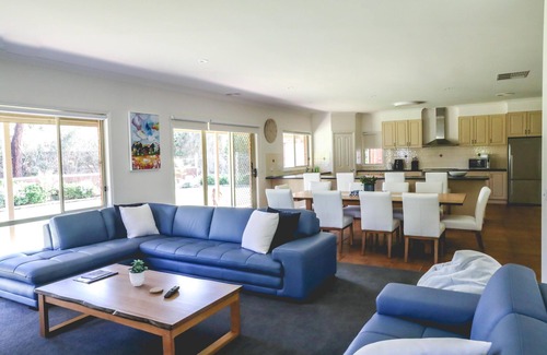 Echuca House | Wharparilla House - Echuca - Large family home with pool