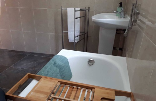 Trafaria House | Where the River Meets the Ocean. 15min to Lisbon, 8 minutes Caparica Beach