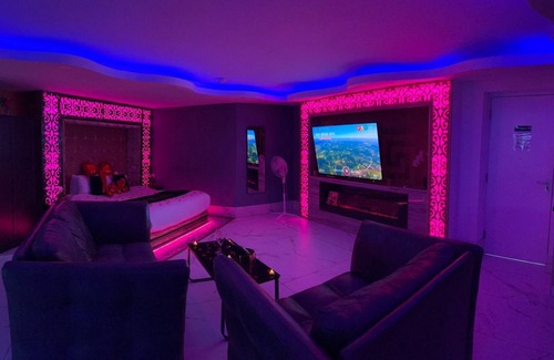 Bradford Apartment | Whirlpool Spa Bath Apartment 12