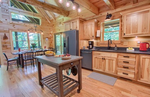 South Bloomingville Cabin | Whispering Trees Lodge , sleeps 10, 4 miles from Old Man's Cave