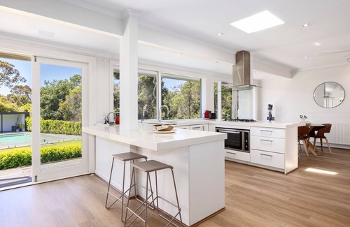 Mount Eliza House | Whispering Woodlands with Pool and Tennis Court