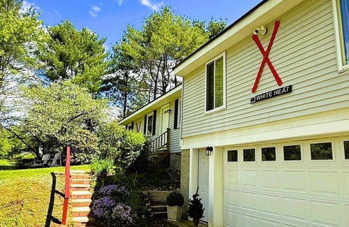 Locke Mills House | White Heat Retreat-The Black Bear House - 4 bedroom, 2 bath, sleeps 10