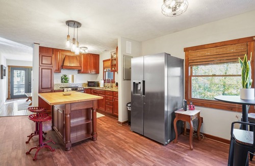Laurelville Cabin | White Oak Woods-Hot-tub-Fire Pit-Grill-3 Season Patio-Corn Hole-Solo Stove