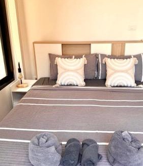 Chaloklum House | White Pearl 2BR Beachfront House Malibu Seaview