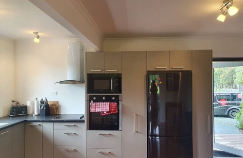 North Loburn House | White Rock Escape! 3-bedroom house with sleepout, Warm & Cozy, Quiet & Private.