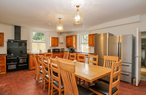 Whitchurch Cottage | White Roses