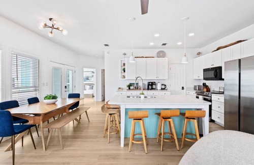 Saint Elmo House | White Sand Beachfront Paradise