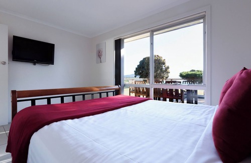 Four Mile Creek Resort | White Sands Coastal Getaway – Steps to the Shore