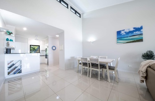 Cannonvale Apartment | Whitsunday Beachfront Apartment on Coral Esplanade