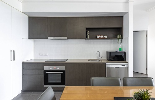 East Mackay Apartment | WhitsunStays - The Regal 2br/2bth, central