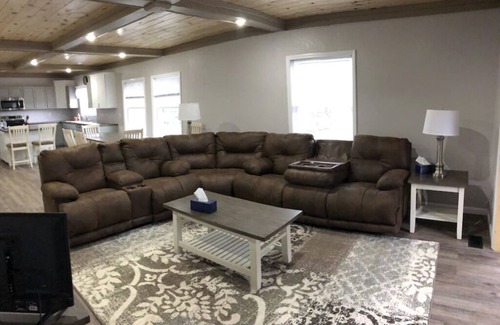 Washington House | Whole house w/full basement 3 bdrms 2.5 baths 5 recliners + air mattress space
