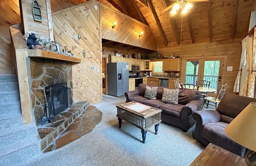 Gatlinburg - Pigeon Forge Cabin | Wild Turkey 1 Bedroom 2 Bath Nestled in The Smokies 6-24 hour security