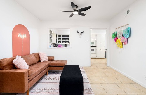 North San Antonio - SAT House | Wild West Cowboy l Pool l Games l Pets l Families