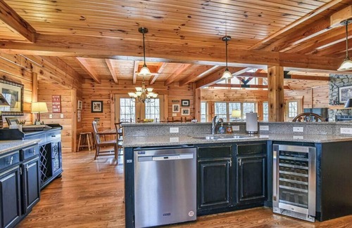 Black Mountain House | Wildcat Lodge: 5BR/5.5Bath All Ensuite Mt. Log