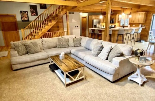 Bellville Cabin | Wildwood Lodge-Hot Tub, 40 Acres