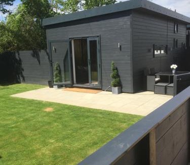 Fifield House | Willow Court Farm Studio West & Petting Farm, 8 mins to Legoland & Windsor, 15 mins to Lapland UK