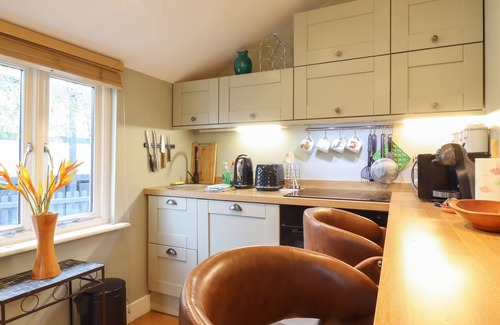 Fifield Cabin | WILLOW LODGE, romantic, with a garden in Windsor, Berkshire