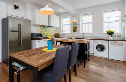 Hillside House | Wimbledon Wildflower, by Veeve