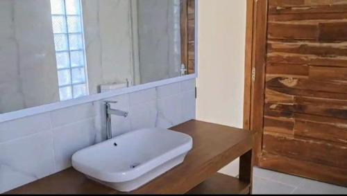 Hu'u Apartment | Wind and Sea at Arista Lakey Peak House