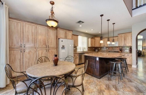 Westlake House | WIND HOUSE Luxury Next to Downtown OldTown Airport SleepTrain Arena Pool Sauna