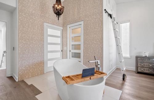 Beach Barber Tract House | Windansea Beach Luxury - Spa, AC, Walk2Beach, Garage & fast WiFi