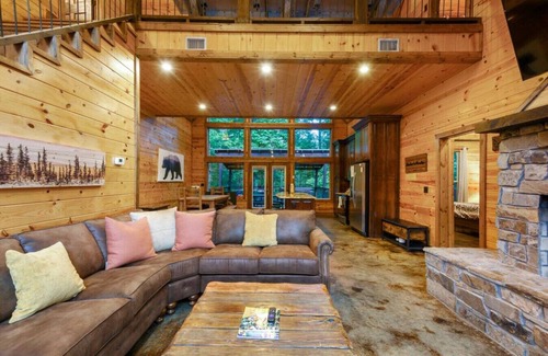 Broken Bow Cabin | Window to Paradise · Family-Friendly Listing: 3 King En-Suites & Bunk Room