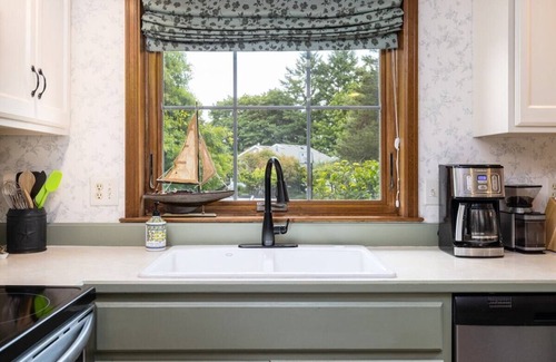 Bow House | Windrush House · Summer Sale! Hot Tub. Grill. Views.