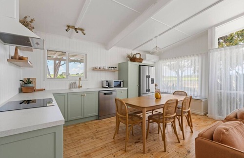 McLaren Vale House | Wine Down McLaren Vale ~ a cosy vineyard retreat