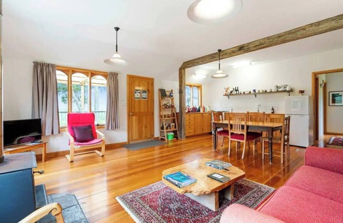 Kettering Apartment | Wine Loft Cosy Country Retreat with Ocean Views