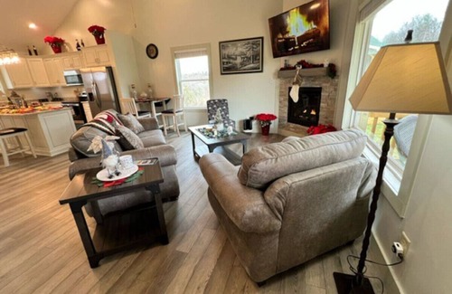 State Road Cottage | Wine Way - Two Bedroom Cottage