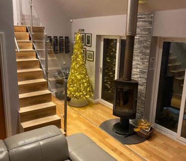 Stocksfield House | Winnie Cottage - Hot Tub, Games Room, Sauna, Large Garden