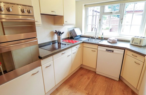 Kneesall Cottage | WISTERIA COTTAGE, family friendly in Sherwood Forest