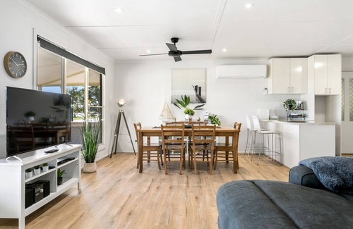 Bonney House | With stunning views, the Blue House is perfect to relax in affordable Luxury.